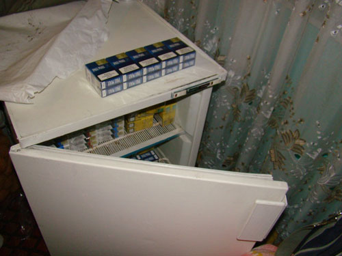 Foto tigari de contrabanda ascunse in frigider (c) ITPF
